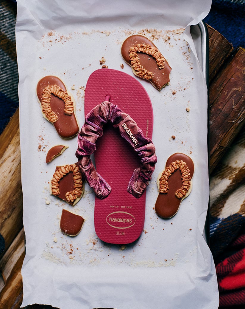 Havaianas Top Scrunchie in Amaranth with sandal-shaped biscuits