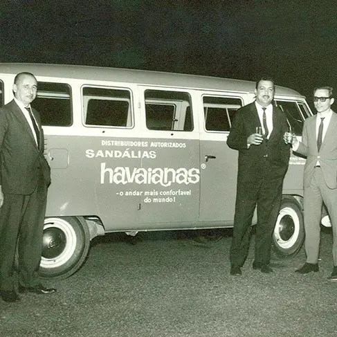 Furgoneta Volkswagen Kombi de havaianas